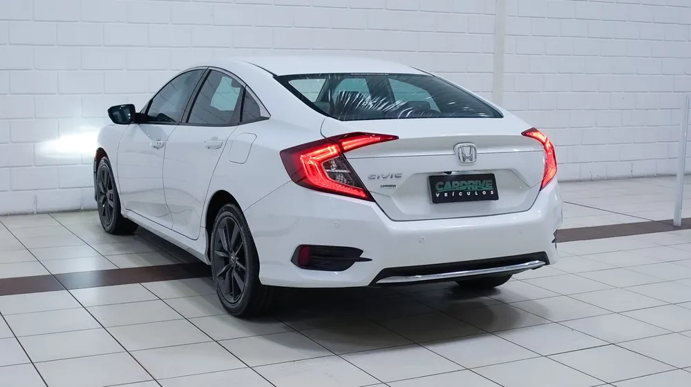 Honda Civic 2021 visto de trás