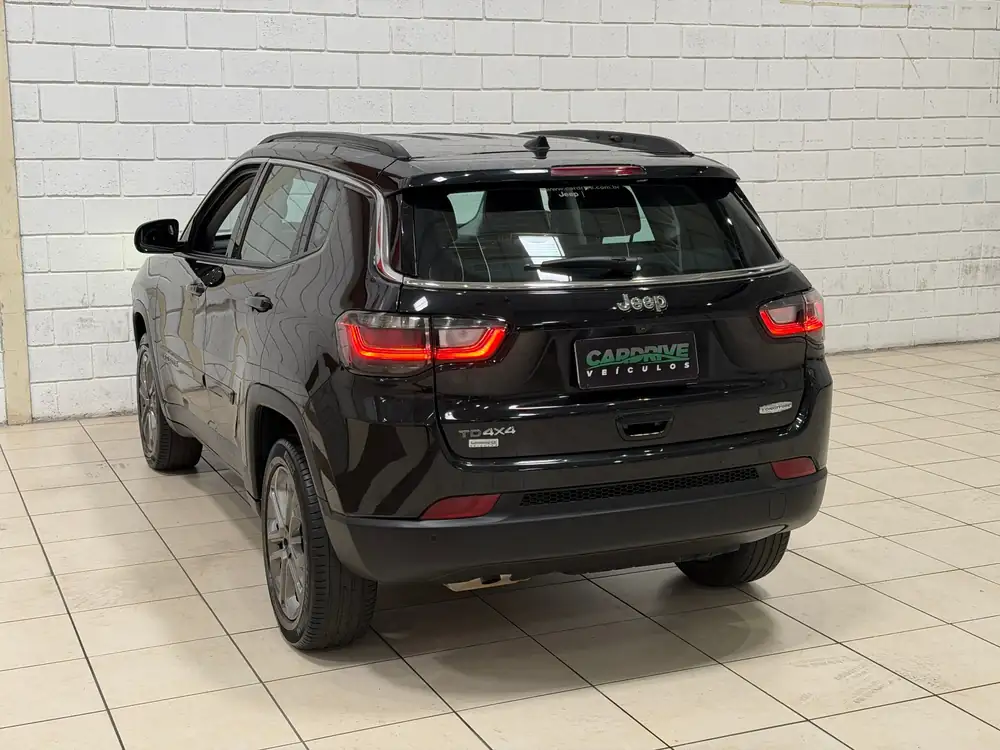 Jeep Compass 2023 visto de trás