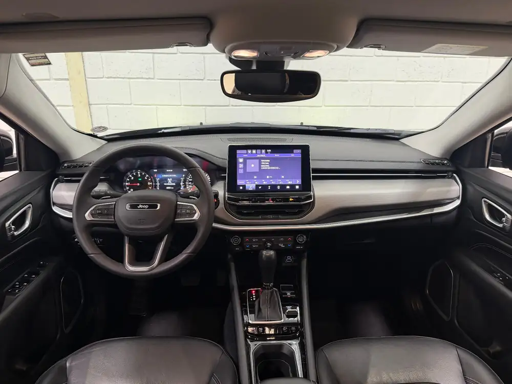 Painel e central multimídia do Jeep Compass