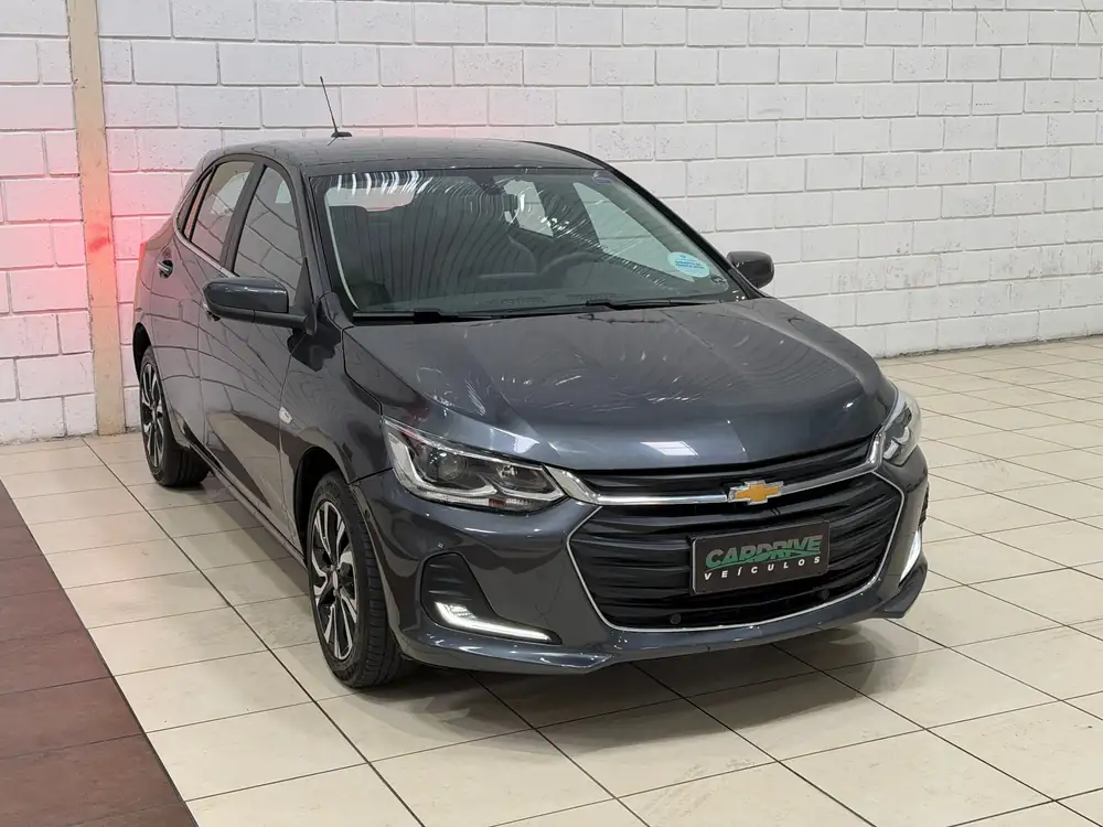 Chevrolet Onix Premier 2025 cinza, vista dianteira