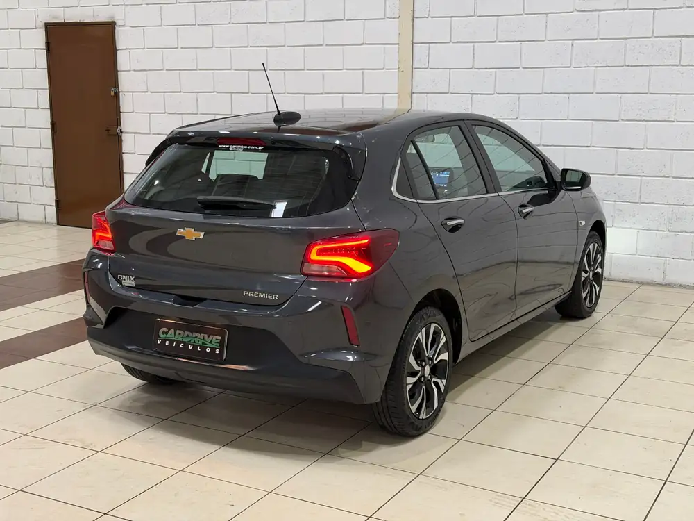 Chevrolet Onix 2025 visto de trás