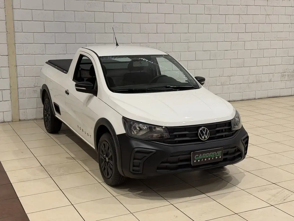 Volkswagen Saveiro Robust 2024 branca, vista dianteira