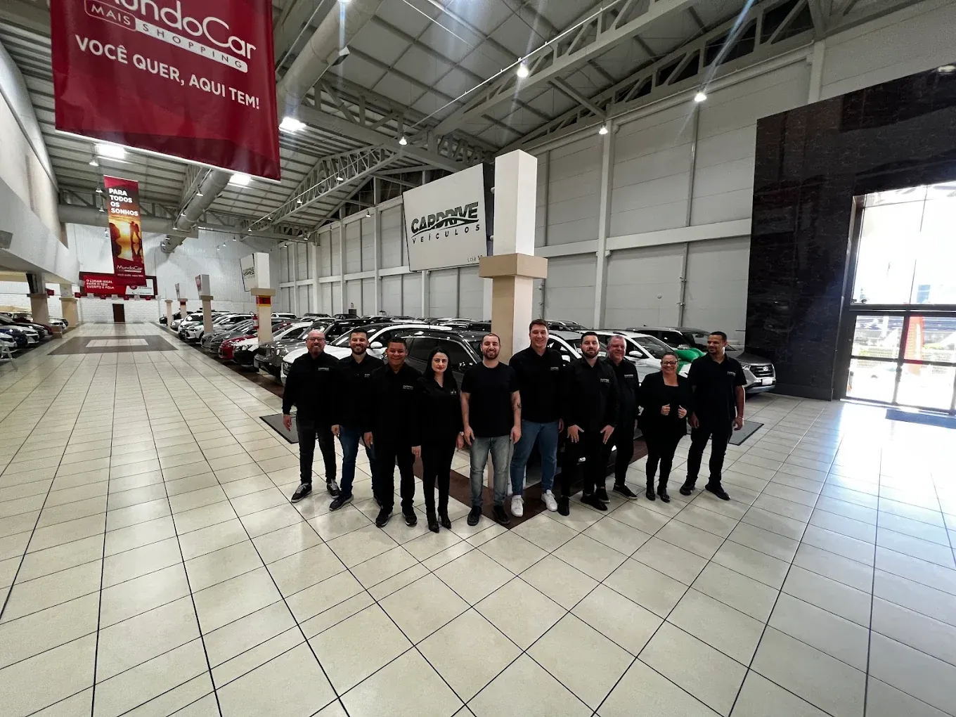 Equipe da CarDrive Veículos na loja do MundoCar Shopping